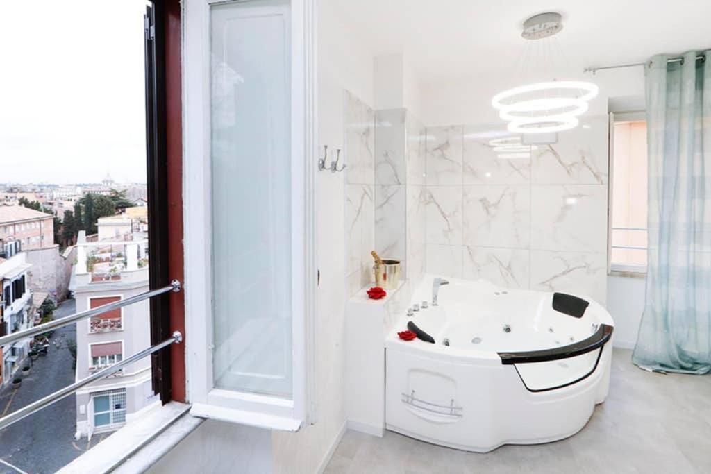 White Panoramic Jacuzzi Suite Trastevere - Top Collection Rome Exterior photo